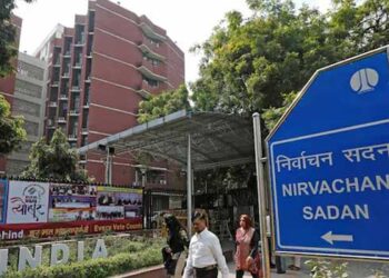 വോട്ടർമാരുടെ എണ്ണത്തിലെ ക്രമക്കേട് ഇനി പറ്റില്ല, വോട്ടർ ഐഡി കാർഡും ആധാറും ബന്ധിപ്പിക്കാൻ നീക്കം? അന്തിമ തീരുമാനം ചൊവ്വാഴ്ചയറിയാം