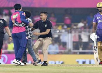 പന്തെറിയുന്നതിനിടെ സുരക്ഷ വേലികൾ മറികടന്ന് ആരാധകൻ പരാ​ഗിനടുത്തേക്ക്, ആദ്യം കാലിൽ വീണു, പിന്നെ കെട്ടിപ്പിടുത്തം!! ആരാധകനെ മാറ്റാൻ മത്സരം അൽപനേരം നിർത്തിവച്ചു- വീഡിയോ