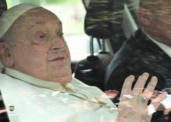 ഇടയ്ക്ക് ശ്വാസം കിട്ടുന്നില്ല, മരണത്തിന്റെ വക്കിലെത്തി, ചികിത്സ നിർത്തി അദ്ദേഹത്തെ സമാധാനത്തോടെ മരിക്കാൻ അനുവദിച്ചാലോയെന്നുവരെ ചിന്തിച്ചു!! മാറ്റിയത് ശ്രമിക്കു… കൈവിടരുതെന്ന നഴ്സിന്റെ സന്ദേശം- മാർപ്പാപ്പയുടെ ഹോസ്പിറ്റൽ ജീവിതം വിവരിച്ച് ഡോക്ടർ