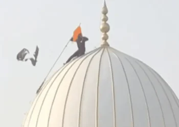 ദർഗയ്ക്ക് നേരെ ഹിന്ദുത്വ പ്രവർത്തകരുടെ ആക്രമണം, പച്ചക്കൊടി കീറിയെറിഞ്ഞ്  കാവിക്കൊടി സ്ഥാപിച്ചു