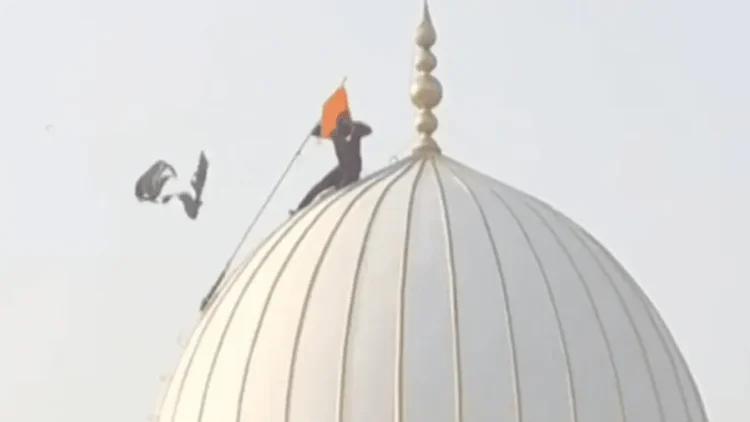 ദർഗയ്ക്ക് നേരെ ഹിന്ദുത്വ പ്രവർത്തകരുടെ ആക്രമണം, പച്ചക്കൊടി കീറിയെറിഞ്ഞ്  കാവിക്കൊടി സ്ഥാപിച്ചു