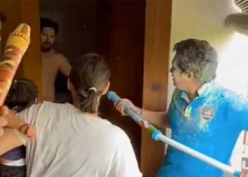 യുവരാജിനെ വെള്ളത്തിൽ മുക്കിയും പത്താനെ കുനിച്ച് നിർത്തി കളറിൽ കുളിപ്പിച്ചും സച്ചിന്റെയും സംഘത്തിന്റെയും ഹോളി ആഘോഷം- വൈറലായി വീഡിയോ