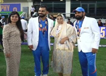 ചിലരങ്ങനെയാ… ഒരു നിമിഷത്തെ പ്രവർത്തി മതി ചുറ്റുമുള്ളവർക്ക് പോസറ്റീവ് വൈബ് പകരാൻ, ഷമിയുടെ അമ്മയുടെ പാദം തൊട്ട് വന്ദിക്കുന്ന കോലിയുടെ വീഡിയോ ഏറ്റെടുത്ത് സോഷ്യൽ മീഡിയ