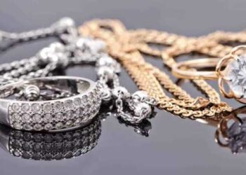 ഇനി ചുവടുമാറ്റം വെള്ളിയിലേക്ക്… ചരിത്രത്തിലെ ഏറ്റവും വലിയ വിലയിലേക്ക് സ്വർണ്ണത്തിന്റെ കുതിപ്പ്, പവന് 66,480 രൂപ