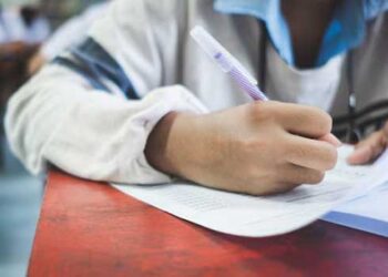 എസ്എസ്എൽസി പരീക്ഷ തീരുന്നത് ആഘോഷിക്കാൻ ബാ​ഗിൽ മദ്യവും 10,000 രൂപയും, പരീക്ഷയെഴുതാനെത്തിയതോ അടിച്ചുപിമ്പിരിയായി, വിദ്യാർഥിക്ക് പരീക്ഷയെഴുതാനായില്ല