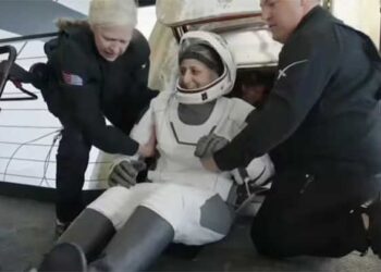 കാത്തിരിപ്പിനൊടുവിൽ സുനിതാവില്യംസും സംഘവും ഭൂമിയെ തൊട്ടു…!!! കൈവീശി അഭിവാദ്യം ചെയ്തു… അഭിമാന നിമിഷങ്ങൾ….