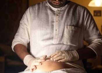 സഹിക്കാൻ പറ്റാത്ത വയറുവേദന, യുവാവ് യൂട്യൂബ് നോക്കി സ്വയം ഡോക്ടറായി ശസ്ത്രക്രിയ ചെയ്തു!! വയറ്റിലുണ്ടാക്കിയത് 7 സെന്റിമീറ്റർ നീളമുള്ള മുറിവ്, പക്ഷെ കാര്യങ്ങൾ കൈവിട്ടുപോയി… അമിത രക്തസ്രാവത്തെതുടർന്ന് 32 കാരൻ ​ഗുരുതരാവസ്ഥയിൽ