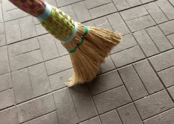 പാട്ട് വച്ച് നൃത്തം ചെയ്ത് അധ്യാപകർ: തറ തുടച്ചും  കാർപെറ്റ് കഴുകിയും വിദ്യാർത്ഥികൾ, വീഡിയോക്കെതിരെ രൂക്ഷവിമർശനം