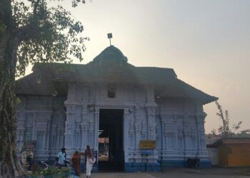 കൂടൽ മാണിക്യ ക്ഷേത്രത്തിലെ കൊടിയ ജാതി വിവേചനം:    ഈഴവ സമുദായത്തിൽപെട്ട  കഴകക്കാരന്‍ ബാലു രാജിവെച്ചു, തന്ത്രിമാരുടെ എതിർപ്പുമൂലം  ഇദ്ദേഹം  അവധിയിലായിരുന്നു