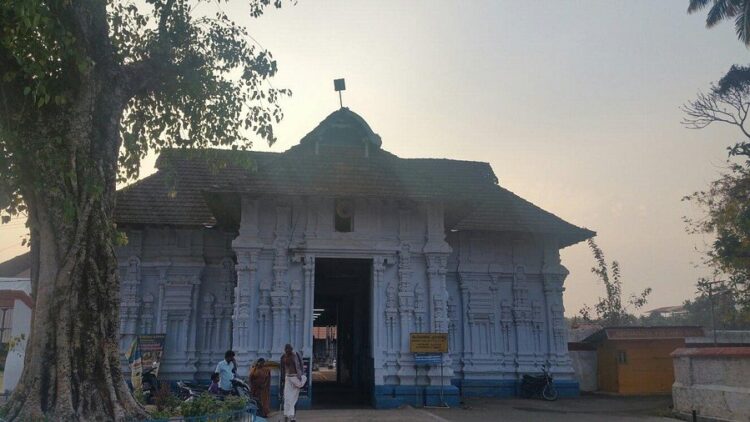 കൂടൽ മാണിക്യ ക്ഷേത്രത്തിലെ കൊടിയ ജാതി വിവേചനം: ഈഴവ സമുദായത്തിൽപെട്ട കഴകക്കാരന് ബാലു രാജിവെച്ചു, തന്ത്രിമാരുടെ എതിർപ്പുമൂലം ഇദ്ദേഹം അവധിയിലായിരുന്നു