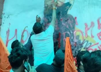 എവിടെ പരിപാടി അവതരിപ്പിച്ചാലും….ഔറംഗസേബെന്ന് തെറ്റിദ്ധരിച്ച് ബഹദൂർ ഷാ സഫറിന്റെ ചിത്രം നശിപ്പിച്ച് ഹിന്ദു രക്ഷാ ദൾ പ്രവർത്തകർ