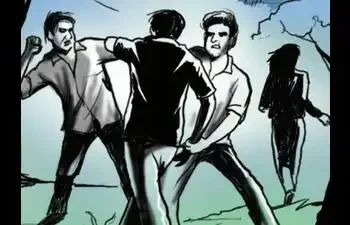 കൊച്ചി കോടതി വളപ്പിൽ  വിദ്യാർത്ഥികളും അഭിഭാഷകരും ചേരിതിരിഞ്ഞ്  ഏറ്റുമുട്ടി,   ബെൽറ്റ്, മദ്യക്കുപ്പികൾ, കമ്പി വടി എന്നിവ ഉപയോഗിച്ച് ആക്രമണം, നിരവധിപേർക്ക് പരിക്ക്