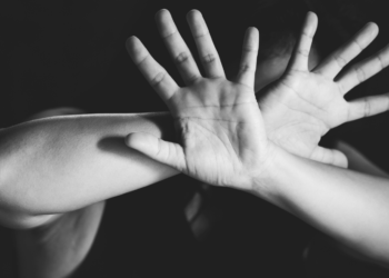 ടാർഗറ്റ് തികഞ്ഞില്ലെങ്കിൽ നനഞ്ഞ തോർത്തുകൊണ്ട് പുറത്തടിക്കും, കഴുത്തിൽ ബെൽറ്റ് ഇട്ട് നായ്ക്കളെ പോലെ നടത്തിക്കും, നിലത്തുകിടക്കുന്ന സാധനങ്ങൾ നക്കിയെടുപ്പിക്കും, അടിവസ്ത്രത്തിൽ നിർത്തി അസഭ്യം പറയും, കൊച്ചിയിൽ തൊഴിൽ ഉടമയുടെ ഞെട്ടിക്കുന്ന  ക്രൂരത