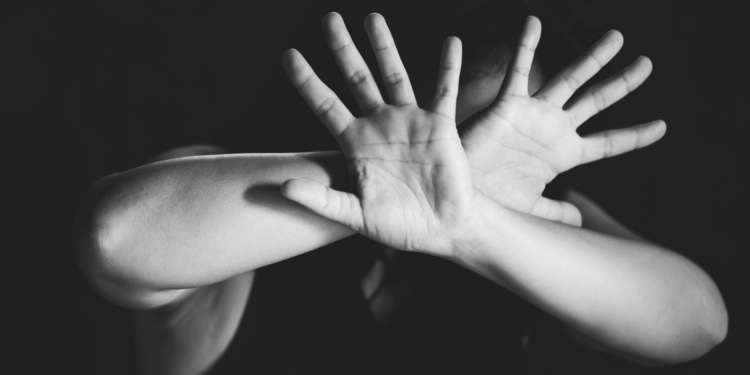 ടാർഗറ്റ് തികഞ്ഞില്ലെങ്കിൽ നനഞ്ഞ തോർത്തുകൊണ്ട് പുറത്തടിക്കും, കഴുത്തിൽ ബെൽറ്റ് ഇട്ട് നായ്ക്കളെ പോലെ നടത്തിക്കും, നിലത്തുകിടക്കുന്ന സാധനങ്ങൾ നക്കിയെടുപ്പിക്കും, അടിവസ്ത്രത്തിൽ നിർത്തി അസഭ്യം പറയും, കൊച്ചിയിൽ തൊഴിൽ ഉടമയുടെ ഞെട്ടിക്കുന്ന  ക്രൂരത