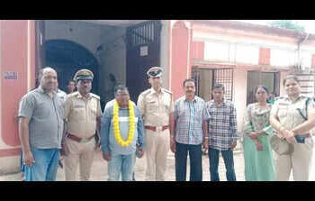 ഗ്രഹാം സ്റ്റെയിൻസിനെയും മക്കളെയും ചുട്ടുകൊന്ന കേസ്:പ്രതിയെ ജയിൽ മോചിതനാക്കി  ബിജെപി സർക്കാർ, ജയ്ശ്രീറാം വിളികളോടെ ഹാരമണിയിച്ച് സ്വീകരണം