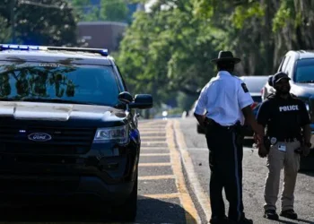 പിതാവിന്റെ സർവീസ് റിവോൾവറുമായി  കാമ്പസിലെത്തി, പിന്നാലെ രണ്ട് പേരെ വെടിവച്ചുകൊന്നു,  വിദ്യാർത്ഥിയെ വെടിവച്ച് വീഴ്ത്തി ഫ്ലോറിഡ പൊലീസ്