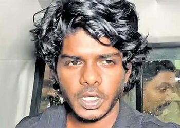 റൂമിൽ കയറിയ പൊലീസ് കണ്ടത് വേടനും സംഘവും കഞ്ചാവ് വലിക്കുന്നത്..!!! മുറി നിറയെ പുകയും മണവും…, 9 പേരും മേശയ്ക്ക് ചുറ്റും ഇരുന്ന് വലിച്ചുകൊണ്ടിരിക്കുന്നു- പൊലീസിൻ്റെ വെളിപ്പെടുത്തൽ…