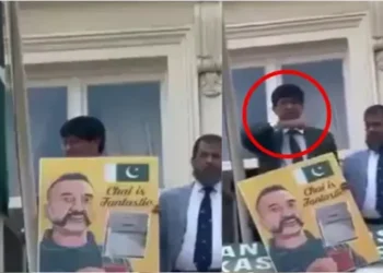 “കഴുത്തറുഞ്ഞ് കൊല്ലും”, ലണ്ടനിലെ പാക് ഹൈക്കമ്മീഷന് മുന്നിൽ പ്രതിഷേധിച്ച  ഇന്ത്യക്കാരോട് ആംഗ്യം കാണിച്ച് പാക് ഉദ്യോഗസ്ഥൻ, പഹൽഗാം ആക്രമണം  പാട്ടുവച്ച്  ആഘോഷമാക്കി പാക് ഉദ്യോഗസ്ഥർ