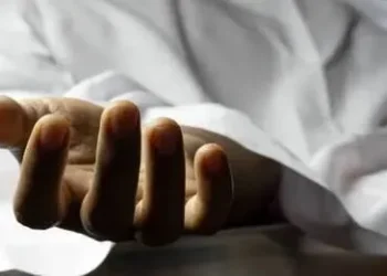 ട്രെയിൻ തട്ടി മരിച്ച  17 -കാരൻ ജീവനോടെ തിരിച്ചുവന്നു, സംസ്കരിച്ചത് ആരെയെന്നറിയാതെ പോലീസ്