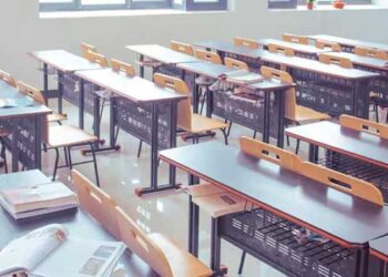 പെൻസിലിനെ ചൊല്ലി തർക്കം, അടുത്ത ദിവസം ബാ​ഗിൽ കത്തിയുമായി സ്കൂളിലേക്ക്!! എട്ടാം ക്ലാസുകാരൻ സഹപാഠിയെ വെട്ടിപ്പരുക്കേൽപ്പിച്ചു, തലയ്ക്കടക്കം വെട്ടേറ്റു, അക്രമം തടയാൻ ശ്രമിച്ച അധ്യാപകനും പരുക്ക്- വിദ്യാർഥി പിടിയിൽ