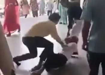 ക്യു തെറ്റിച്ചു: 77 കാരന്റെ കരണത്തടിച്ച്  തറയിലൂടെ വലിച്ചിഴച്ച്  ഡോക്ടർ, പിന്നാലെ ഡോക്ടറെ സർവീസിൽ നിന്ന് പുറത്താക്കി ആശുപത്രി അധികൃതർ