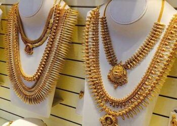 വില്ലൻ ട്രംപ് തന്നെ!! വ്യാപാരികൾക്കും കിട്ടി എട്ടിന്റെ പണി, കേരളത്തിൽ ചരിത്രത്തിലാദ്യമായി സ്വർണവില 69,000 കടന്നു, ഇനി ഒരു പവൻ വാങ്ങാൻ പണിക്കൂലിയടക്കം നൽകേണ്ടിവരിക മുക്കാൽ ലക്ഷത്തിനു മുകളിൽ