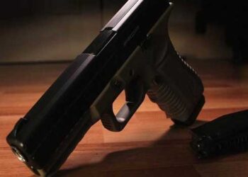 7 വയസുകാരി അച്ഛനുമായി പിരിഞ്ഞുകഴിയുന്ന അമ്മയെ തിരക്കി, കലി കയറിയ യുവാവ് ഭാര്യവീട്ടിലെത്തി മകളേയും ഭാര്യാമാതാവിനേയുമടക്കം 3 പേരെ വെടിവെച്ച് കൊലപ്പെടുത്തി സ്വയം ജീവനൊടുക്കി