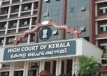 ജനങ്ങൾ ക്ഷേത്രത്തിൽ വരുന്നത് വിപ്ലവഗാനം കേൾക്കാനല്ല: ഉത്സവങ്ങളെ രാഷ്ട്രീയ പ്രവർത്തനത്തിന് ഉപയോ​ഗിച്ചാൽ അഞ്ച് വർഷം തടവ്; വീണ്ടും വിമർശനവുമായി ഹൈക്കോടതി