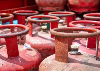 അടിച്ചിടത്തു തന്നെ പിന്നെയും അടിച്ച് കേന്ദ്രം, പാചകവാതക വില വർദ്ധനവ് ഇന്നുമുതൽ പ്രാബല്യത്തിൽ, കൂടുക സിലിണ്ടറിന് 50 രൂപ