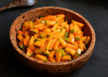 അന്നദാനത്തിനിടെ പലതവണ അച്ചാര്‍ ചോദിച്ചു, നൽകാത്തതിന്  ക്ഷേത്ര ഭാരവാഹിക്കും ഭാര്യക്കും മർദ്ദനം