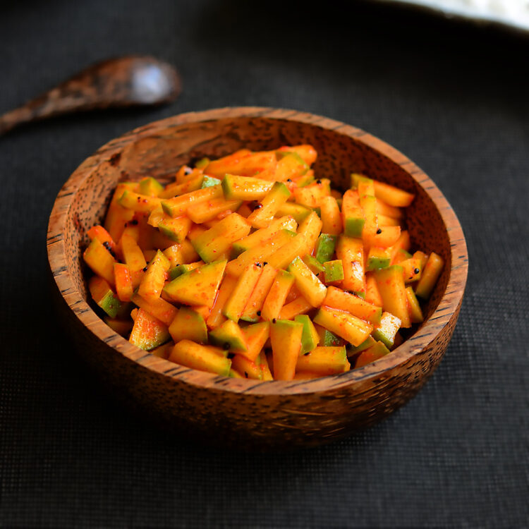 അന്നദാനത്തിനിടെ പലതവണ അച്ചാര്‍ ചോദിച്ചു, നൽകാത്തതിന്  ക്ഷേത്ര ഭാരവാഹിക്കും ഭാര്യക്കും മർദ്ദനം