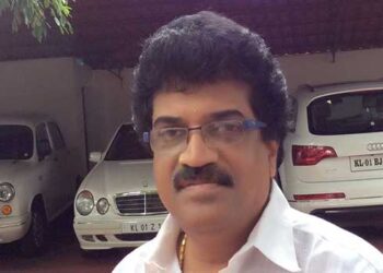 പണി കൊടുത്തത് വിനോദ സഞ്ചാരി പകർത്തിയ വീഡിയോ!! കൊച്ചി കായലിലേക്ക് മാലിന്യം വലിച്ചെറിഞ്ഞ ഗായകൻ എംജി ശ്രീകുമാറിന് 25,000 രൂപ പിഴ