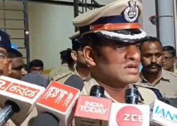 നീതി നടപ്പിലാക്കി കാക്കിപ്പട!! വീട്ടുമുറ്റത്ത് കളിച്ചുകൊണ്ടിരുന്ന 5 വയസുകാരിയെ ബലാത്സം​ഗം ചെയ്ത് കൊലപ്പെടുത്തിയ പ്രതിയെ വെടിവച്ച് കൊലപ്പെടുത്തി, വെടിവച്ചത് സംഘത്തിലുണ്ടായിരുന്ന വനിതാ എസ്ഐ!! നടപടി പോലീസിനെ ആക്രമിക്കാനുള്ള ശ്രമത്തിനിടെയെന്നു റിപ്പോർട്ട്