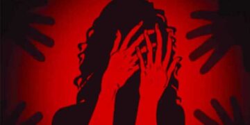 ശബ്ദിക്കാതിരിക്കാൻ മക്കളുടെ വായിൽ തുണി തിരുകി, കൈ പിന്നോട്ട് പിടിച്ചു കെട്ടിയിട്ടു, ക്ഷേത്ര ദർശനം കഴിഞ്ഞു ബസിൽ വരികയായിരുന്ന യുവതിയെ മൂന്നുമക്കളുടെ മുന്നിലിട്ട് കൂട്ടബലാത്സം​ഗം ചെയ്തു, പ്രതികൾ പിടിയിൽ, കേസ് ഒതുക്കിത്തീർക്കാൻ പോലീസ് ശ്രമം