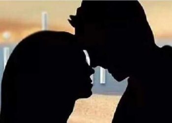 മകളുടെ വിവാഹമുറപ്പിച്ചത് അമ്മയുടെ ഇഷ്ടത്തിന്, ഭാവി മരുമകനുമായി നല്ല കമ്പനി, ഭാവി അമ്മായിയമ്മയ്ക്ക് മൊബൈൽ ഫോൺ സമ്മാനം!! ഒടുവിൽ മകളുടെ വിവാഹത്തിനായി കരുതിയ സ്വർണവും പണവുമായി അമ്മ മകളുടെ പ്രതിശ്രുതവരനൊപ്പം ഒളിച്ചോടി