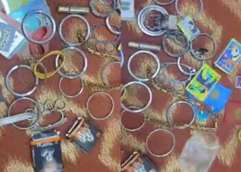 എട്ട്, ഒൻപത് ക്ലാസുകളിലെ വിദ്യാർഥികളുടെ ബാ​ഗുകളിൽ നിന്ന് പിടിച്ചെടുത്തത് കോണ്ടം ഉൾപ്പെടെയുള്ള വസ്തുക്കൾ, കൂടാതെ സൈക്കിൾ ചെയിൻ, കത്തികൾ, പ്ലേയിം​ഗ് കാർഡുകൾ- വീഡിയോ പുറത്ത്