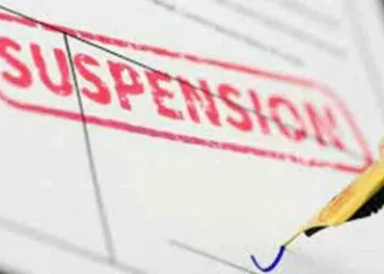 സിപിഎം ഏരിയ കമ്മിറ്റി അംഗത്തിന്റെ മകനെയും ഡിവൈഎഫ്ഐ പ്രവർത്തകരെയും മർദിച്ച രണ്ട് പോലീസുകാർക്ക് സസ്പെന്ഷൻ , ഒരാളെ സ്ഥലം മാറ്റി