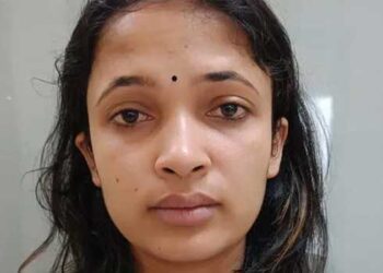 കടം വാങ്ങിയ 4 ലക്ഷം ചോദിക്കാനെത്തിയപ്പോൾ തിരികെ നൽകിയത് ചുടുചുംബനം, കൂടെ 50,000 രൂപകൂടി വസൂലാക്കി, വിദ്യാർഥിയുടെ പിതാവിനെ ഹണിട്രാപ്പിൽ പെടുത്തിയ സംഭവത്തിൽ കൂടുതൽ വിവരങ്ങൾ പുറത്ത്