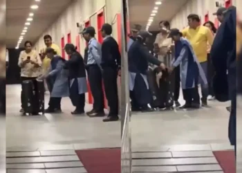 പണി പാളി, പെൺസുഹൃത്തിനെ പെട്ടിയിലാക്കി ബോയ്സ് ഹോസ്റ്റലില്‍ കയറ്റാന്‍ ശ്രമിച്ച യുവാവിനെ കയ്യോടെ പൊക്കി സുരക്ഷാ ജീവനക്കാർ