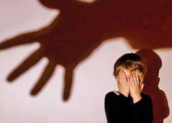 ആൺസുഹൃത്തിനെ നിരന്തരം വീഡിയോ കോൾ ചെയ്യുന്നത് മകൻ ചോദ്യം ചെയ്തു, 10 വയസുകാരന്റെ ദേഹത്ത് ചായപ്പാത്രം കൊണ്ട് പൊള്ളിച്ചു, യുവതി സുഹൃത്തിനൊപ്പം ഒളിച്ചോടി, കേസ്