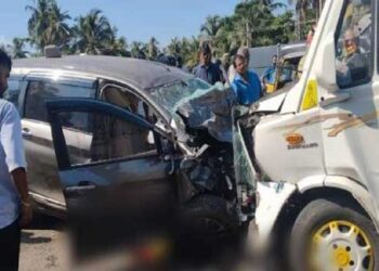 പെട്രോൾ പമ്പിൽ നിന്നിറിങ്ങിയ കാറിലേക്ക് പാഞ്ഞെത്തിയ വാൻ ഇടിച്ചുകയറി, നാലുപേർക്ക് ദാരുണാന്ത്യം, ഒരാൾക്ക് ​ഗുരുതര പരുക്ക്