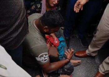 നായയുടെ കടിയേറ്റ കുഞ്ഞിനേയും വാരിയെടുത്തു ആശുപത്രിയിലേക്ക് പായവേ ഹെൽമെറ്റ് വച്ചില്ല, വാഹനം തടഞ്ഞ്  പിടിച്ചുലച്ച്  പോലീസ്, നിലത്തുവീണ മൂന്ന് വയസുകാരിയുടെ ദേഹത്തുകൂടെ ലോറി കയറിയിറങ്ങി ദാരുണാന്ത്യം