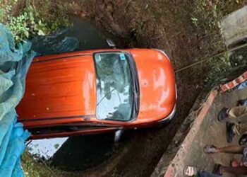 റിവേഴ്സെടുത്തു പഠിക്കുന്നതിനിടെ ആക്സിലേറ്ററും ബ്രേക്കും മാറിപ്പോയി, വീട്ടമ്മയും കാറും 14 അടി താഴ്ചയുള്ള കിണറ്റിൽ