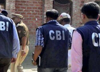 കൈക്കൂലി കൈപ്പറ്റാൻ പ്രത്യേക ഇടനിലക്കാരൻ!!! 70 ലക്ഷം കൈക്കൂലി വാങ്ങിയ കേസിൽ ആദായ നികുതി കമ്മീഷണര്‍ ഉള്‍പ്പെടെ 5 പേര്‍ അറസ്റ്റില്‍, കണക്കിൽപ്പെടാത്ത 69 ലക്ഷവും കണ്ടെടുത്തു