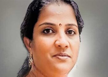 വീട്ടിൽ വാങ്ങിയ ചൂരമീൻ കറിവച്ചുകഴിച്ചു, ഛർദ്ദിയെ തുടർന്ന് ബാങ്ക് ജീവനക്കാരി മരിച്ചു, ഭർത്താവും മകനും ചികിത്സയിൽ, ഭക്ഷ്യവിഷബാധയെന്ന് സംശയം