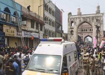 ചുറ്റുമുള്ളവയെല്ലാം അ​ഗ്നി വിഴുങ്ങുമ്പോഴും തന്റെ കൈകൾ കൊണ്ട് നാലുമക്കളേയും വരിഞ്ഞുമുറുക്കിപ്പിടിച്ച് നിസ്ലഹായയായി ആ അമ്മ!! കത്തിക്കരിഞ്ഞ മൃതദേഹങ്ങൾക്കിടയിൽ നൊമ്പരക്കാഴ്ച്ചയായി അമ്മയും മക്കളും