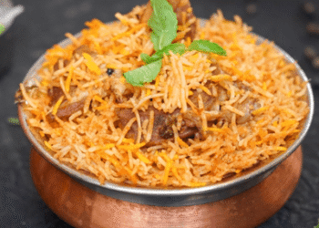 ബിരിയാണിക്ക്  സാലഡ് കിട്ടിയില്ല!!!  കൊല്ലത്ത്  കേറ്ററിങ് തൊഴിലാളികൾ തമ്മിൽ കൂട്ടത്തല്ല്,   ഭക്ഷണം വിളമ്പിയ പാത്രങ്ങളുമായി തലയ്ക്കടിച്ചു,  നാലുപേർ ആശുപത്രിയിൽ