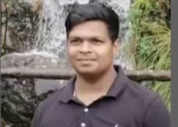 സൈഡ് കൊടുത്തില്ല, കാറിനുമുന്നിൽ കയറിനിന്ന യുവാവിനെ ഇടിച്ചുതെറുപ്പിച്ച് സിഐഎസ്എഫ് ഉദ്യോഗസ്ഥർ, കാർ നീങ്ങിയത് ബോണറ്റിലേക്കു വീണ യുവാവിനെയും വഹിച്ചുകൊണ്ട്!! നിലത്തേക്കുവീണ് ടയറിനടിയിൽ കുടുങ്ങിയ 24കാരനെ നിരക്കികൊണ്ട് യാത്ര- കസ്റ്റഡിയിൽ