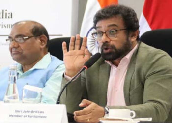 കാര്യം പക്ഷെ ഞങ്ങൾ വ്യത്യസ്ത ഭരണകക്ഷിൽപ്പെട്ടവരാണ്, രാജ്യതാത്പര്യം വരുമ്പോൾ ഞങ്ങൾ ഇന്ത്യക്കാർ ഒറ്റക്കെട്ട്, ഇതാണ് ഇന്ത്യയുടെ സംസ്കാരം!! എന്റെയൊപ്പം സൽമാൻ ഖുർഷിദ് ഉണ്ട്. ഞാൻ കേരളത്തിൽ നിന്ന് വന്ന ഒരു ക്രൈസ്തവനാണ്- ജോൺ ബ്രിട്ടാസ്