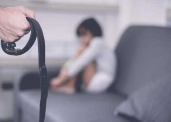 എട്ടുവയസുകാരിയെ അച്ഛൻ ക്രൂരമായി മർദ്ദിക്കുന്ന വീഡിയോ വൈറൽ, കേസെടുക്കാൻ ഉത്തരവിട്ട് റൂറൽ എസ്പി, കസ്റ്റിഡിയിലെടുത്തപ്പോൾ പ്രാങ്ക് വീഡിയോയെന്ന് കുട്ടികളുടെ മൊഴി, അച്ഛനുമായി അകന്നു കഴിയുന്ന അമ്മയെ തിരികെയെത്തിക്കാൻ ചെയ്തതെന്നും കുട്ടികൾ